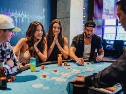 Pengguna membaca syarat bonus dengan teliti